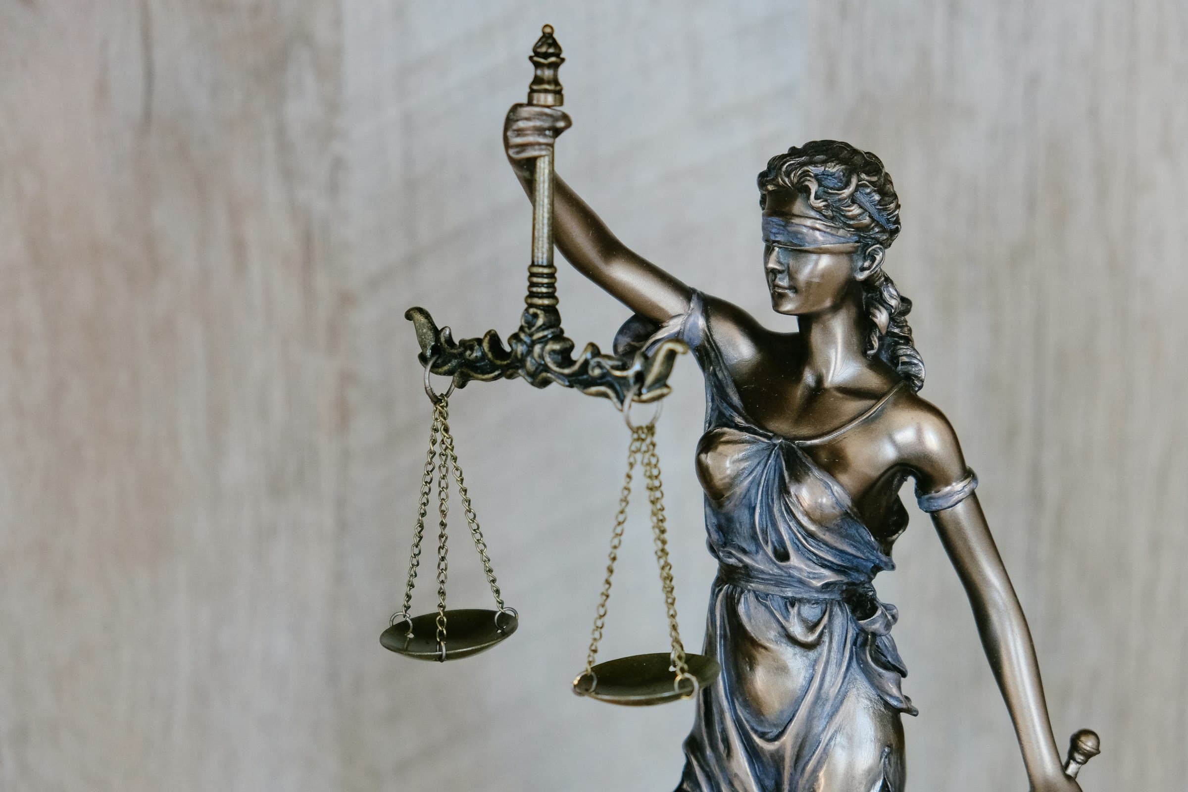 Bronzen beeld van Vrouwe Justitia met weegschaal