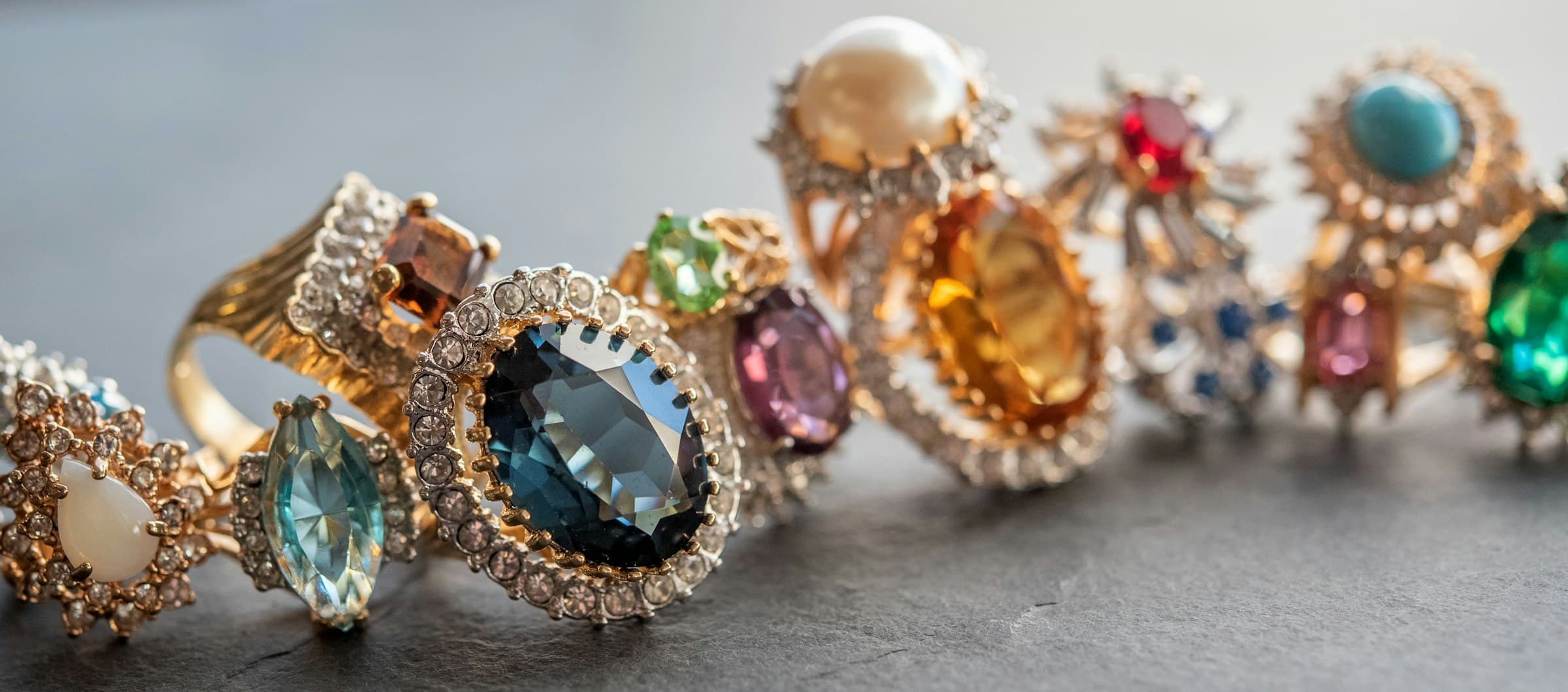 Antieke ringen met gekleurde edelstenen naast elkaar