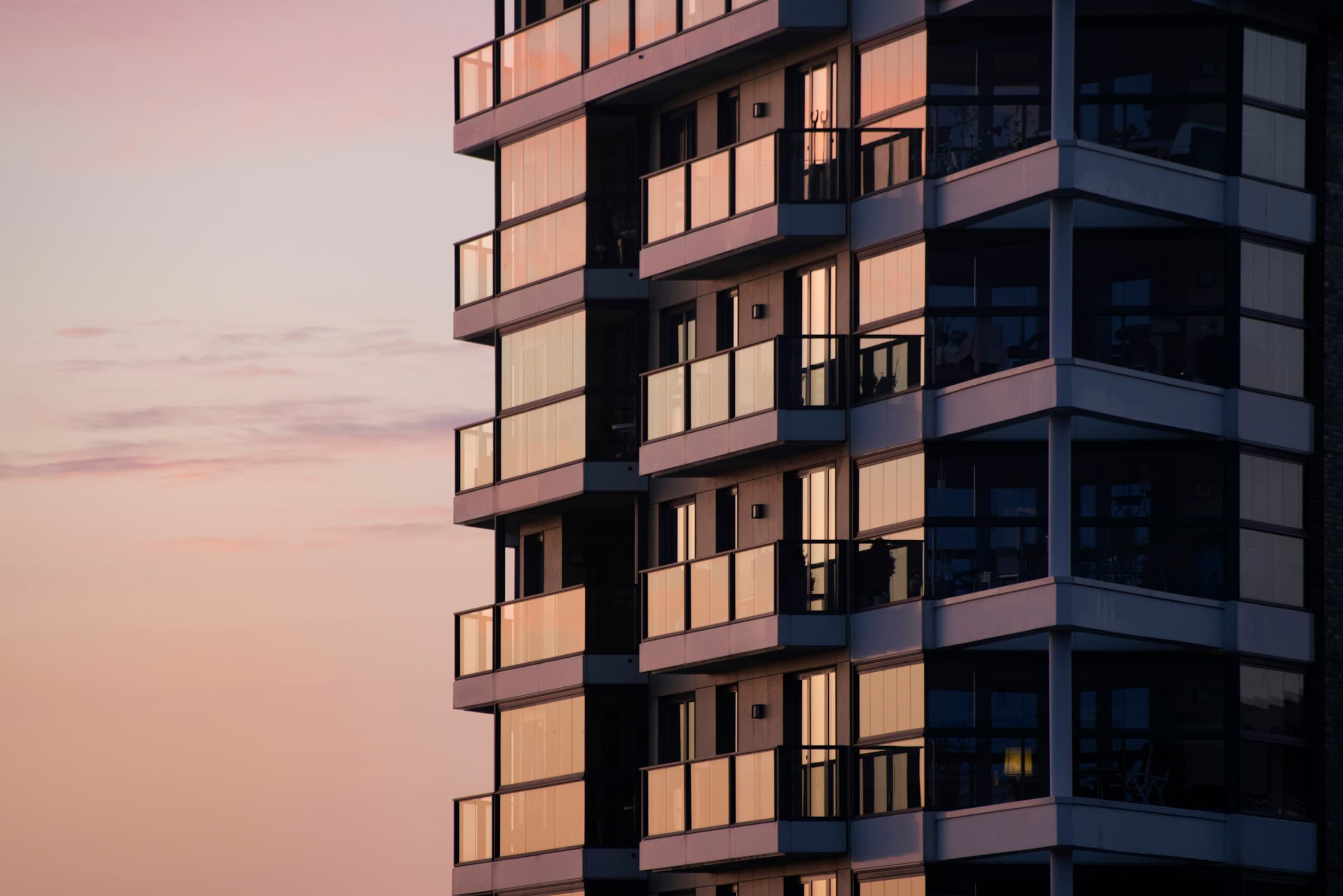 Gevel van een appartementsgebouw in avondlicht